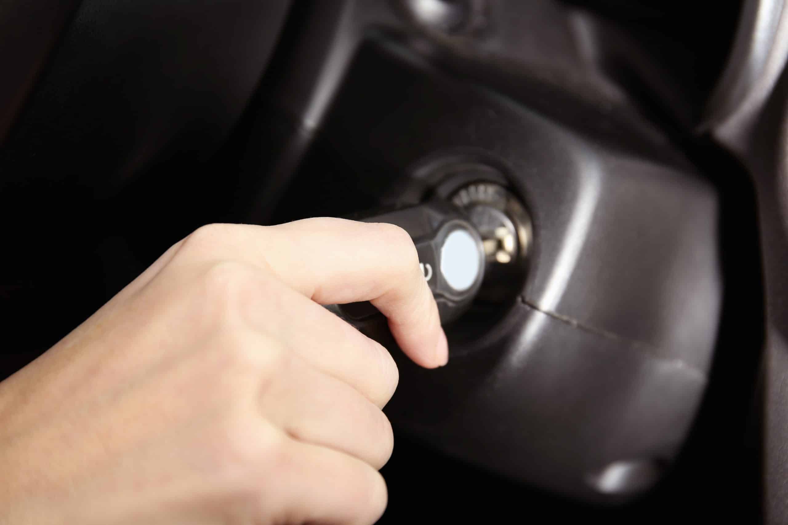 Escuchas un “clic” al girar la llave, pero el motor no gira.
